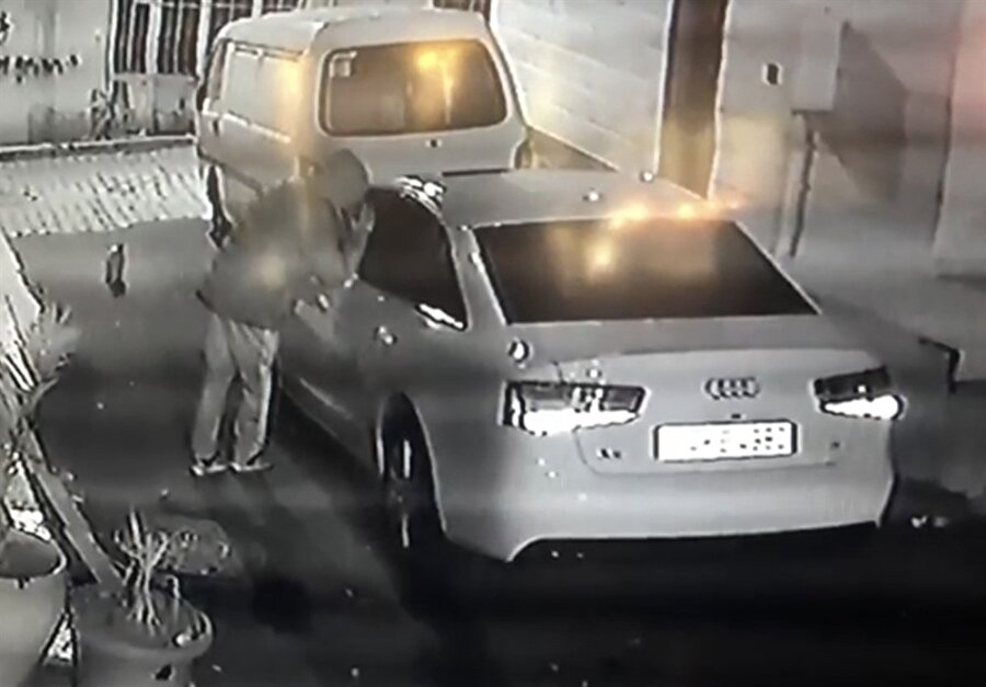Hırsız lüks otomobilin camını kırarken güvenlik kameralarına takılıyor.