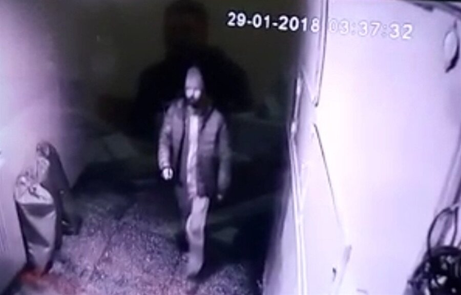 Aracın içinden kartvizit ve iş yerinin anahtarını bulan hırsız, iş yerine girerken görünüyor.