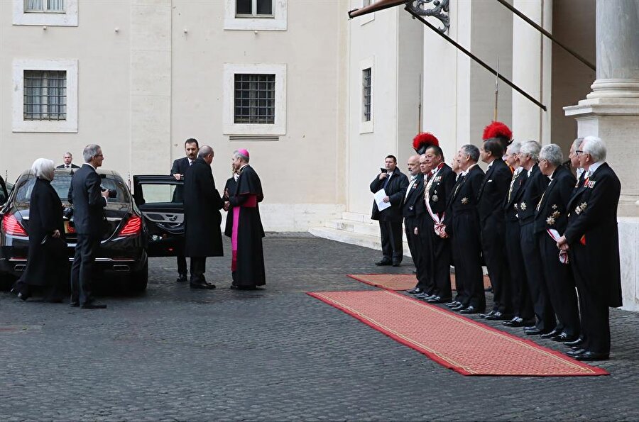 Cumhurbaşkanı Erdoğan ve eşi Emine Erdoğan, San Damaso Kapısı'nda Papalık İkametgah Valisi Başpiskopos Georg Ganswein tarafından karşılandı. 