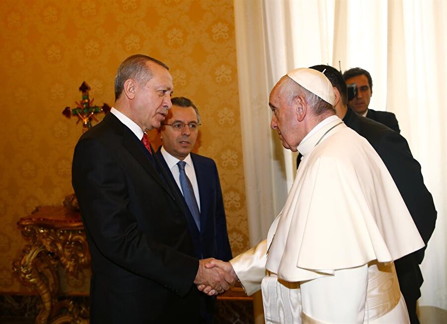 Cumhurbaşkanı Recep Tayyip Erdoğan'ın, Vatikan'da Katoliklerin ruhani lideri Papa Franciscus ile baş başa görüşmesi başladı.