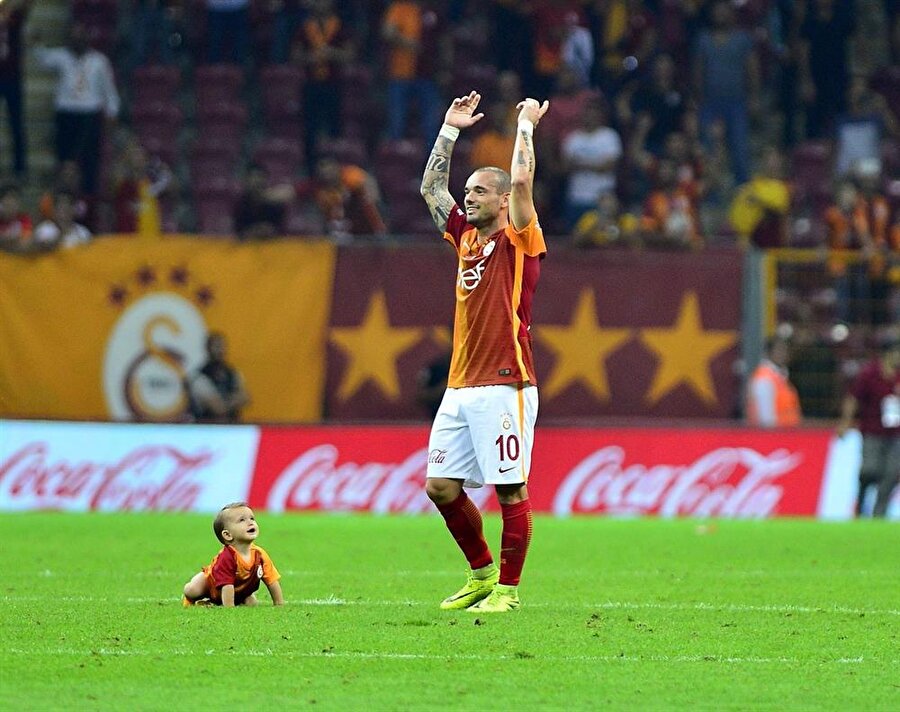 Wesley Sneijder, sezon başında Galatasaray ile yollarını ayırdı.