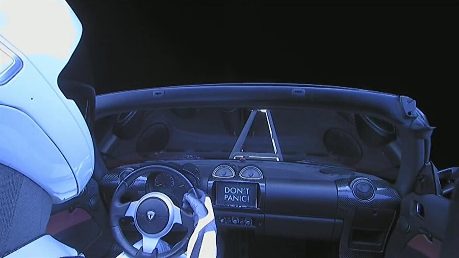 Elon Musk, roketin içine yük yerleştirmek yerine Tesla Roadster otomobilini uzaya göndererek vizyonunu bir kez daha göstermiş oldu. 
