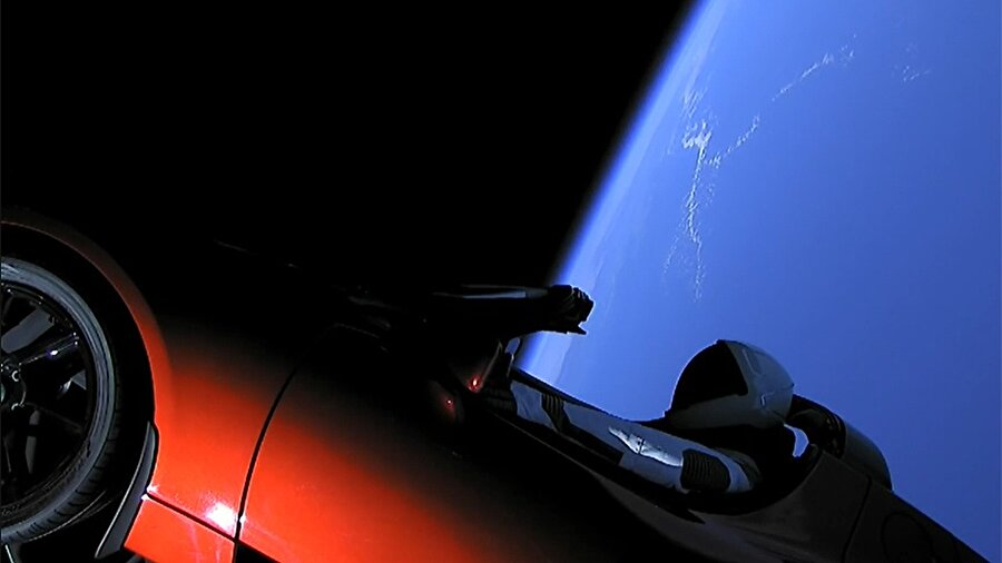 Tesla Roadster yörüngesinde. 