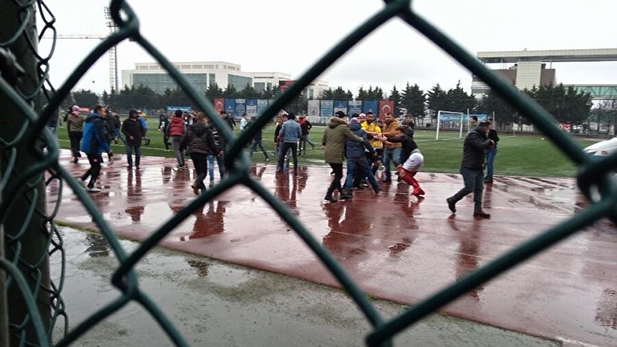Futbolcular ve taraftarlar deplasman takımına saldırdı.