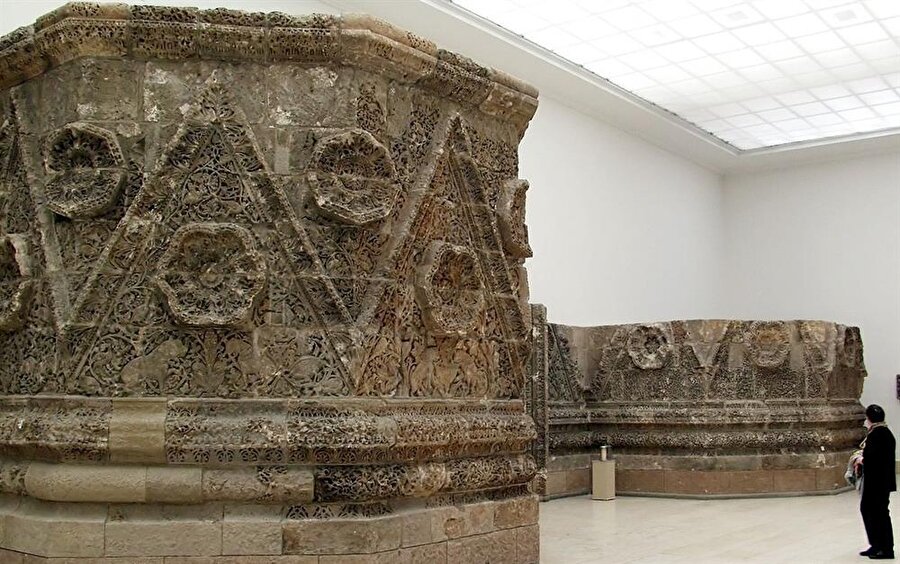 Maşetta Sarayı'nın Berlin'deki Pergamon Müzesi'nde sergilenen güney cephesine ait kalıntılar.