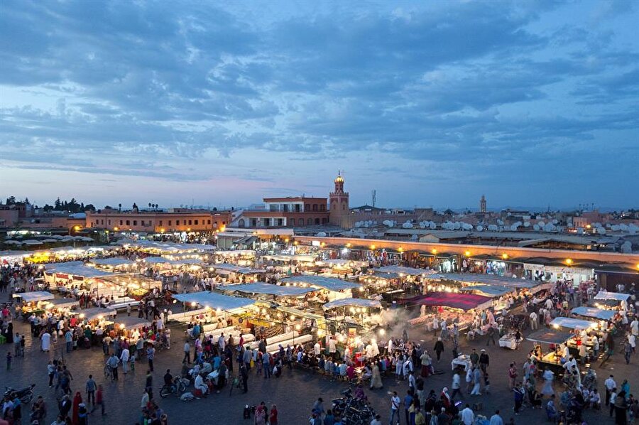 UNESCO tarafından kültür mirası listesine alınan Djemaa El Fna meydanı.