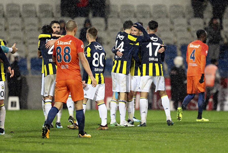 Fenerbahçe lider Başakşehir'i deplasmanda 2-0 mağlup etti. (Fotoğraf: AA)