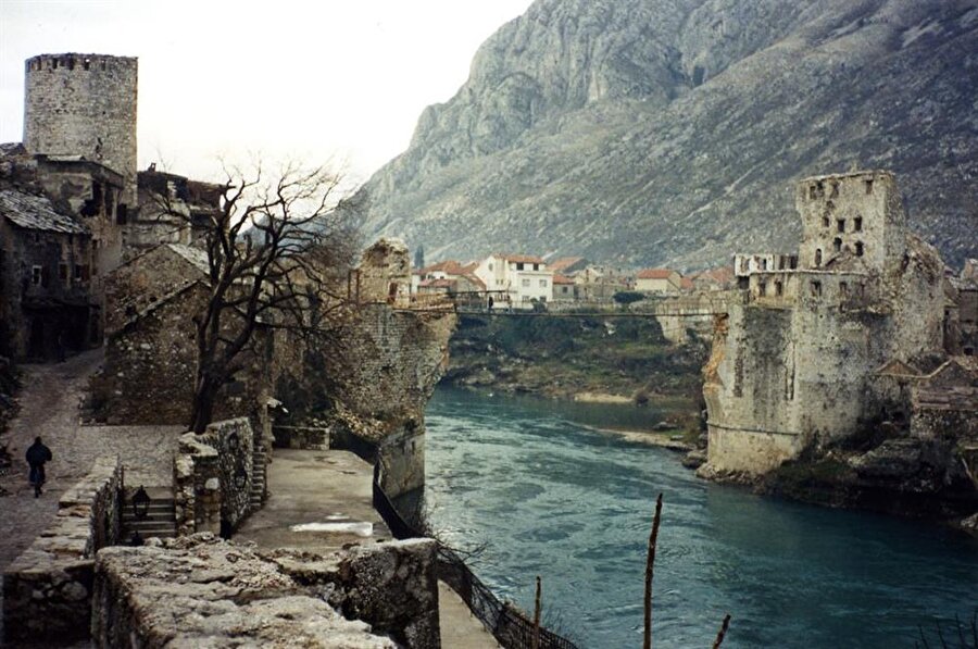 Mostar Köprüsü, 1993'ün Kasım ayında Hırvatlar tarafından tamamen yıkılmıştı.