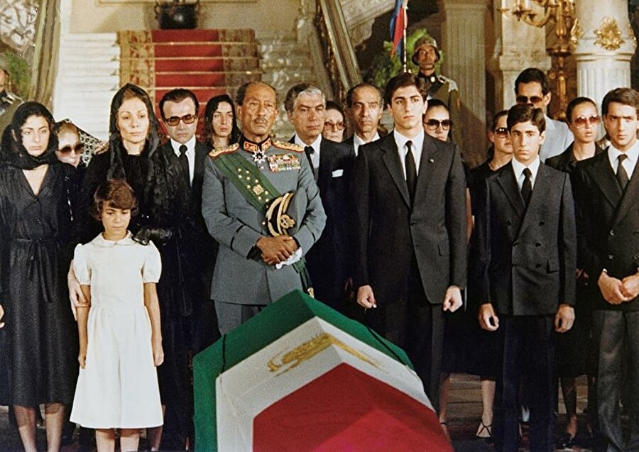 Muhammed Rıza Pehlevi, Mısır Cumhurbaşkanı Enver Sedat'ın (üniformalı) emriyle, devlet töreniyle uğurlandı.