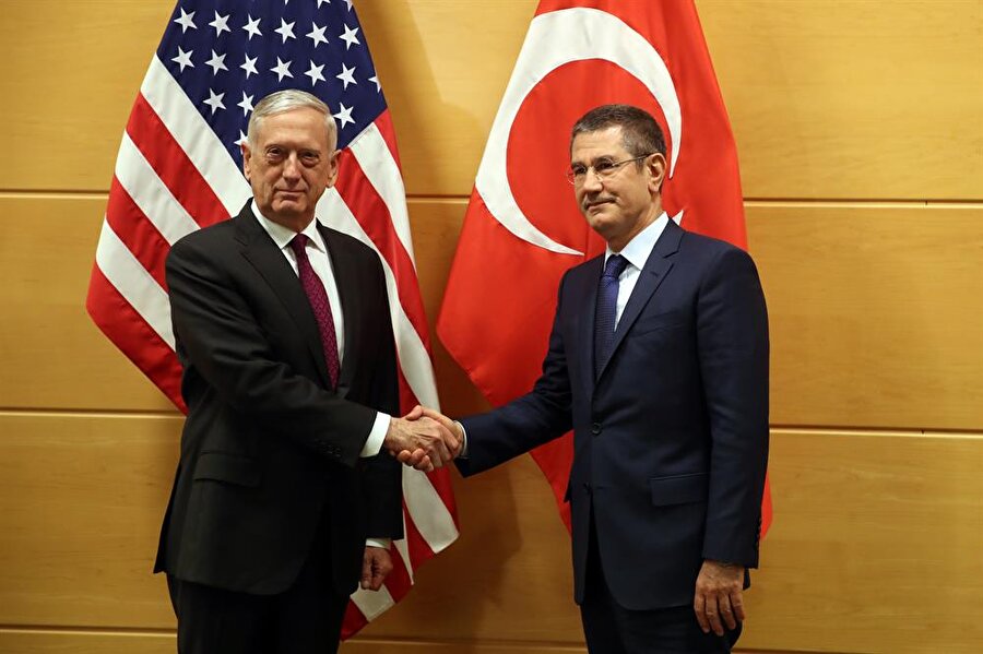 NATO Savunma Bakanları Toplantısına katılan Milli Savunma Bakanı Nurettin Canikli (sağda) ile ABD Savunma Bakanı James Mattis (solda) ile görüştü.(AA)