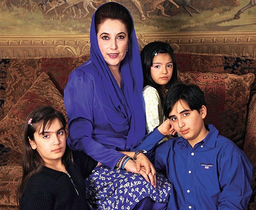 Benazir Butto ve çocukları: Bahtiyar Butto Zerdari (Solda), Bilavel Butto Zerdari (Sağ altta) ve Asife Butto.