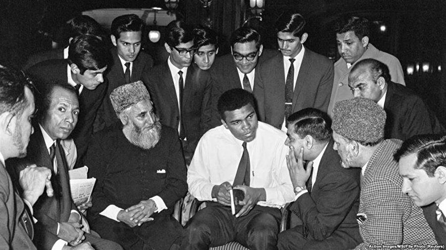 Londra'daki Müslümanları ziyaret eden Muhammed Ali'nin elindeki kitap, Mevdudi'nin 