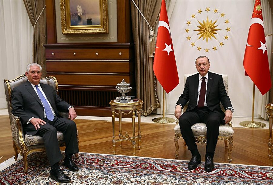 Cumhurbaşkanı Recep Tayyip Erdoğan, ABD Dışişleri Bakanı Rex Tillerson’ı kabul etti. Cumhurbaşkanlığı Külliyesinde gerçekleşen kritik kabul saat 19.40’da başladı.