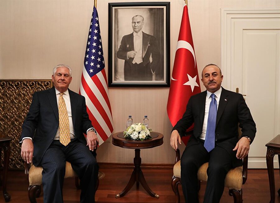 Ankara'da Dışişleri Bakanı Mevlüt Çavuşoğlu ile ABD Dışişleri Bakanı Rex Tillerson bir araya geldi. İki mevkidaş ortak basın toplantısı düzenledi. Çavuşoğlu,"ABD ile ilişkileri normalleştirme konusunda mutabakata vardık" dedi. Tillerson, "Suriye'de bölünme olmadan çözüme ulaşmak istiyoruz. Öncelikle Menbiç konusunu ele alacağız" şeklinde konuştu.