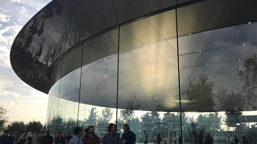 Apple Campus'un kapı ve duvarlarının tamamen yekpare camlarla kaplanmış olması çalışanları zor durumda bırakıyor. Bu mimarinin özellikle sık sık yaralanmalara sebep olduğu ifade ediliyor. 