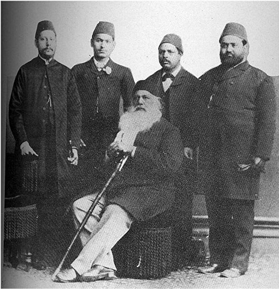 Sir Seyyid’in Aligarh Koleji’nde yetişenler, Güney Asya Müslümanlarının bağımsızlık hareketinin bayraktarlığını yapmışlardır.