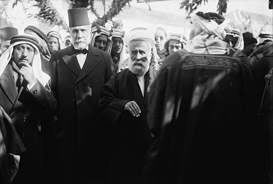 Faysal Hüseyni'nin dedesi Musa Kasım Paşa (Ortada, fesli) ve Arap İsyanı'nın mimarı Şerif Hüseyin.