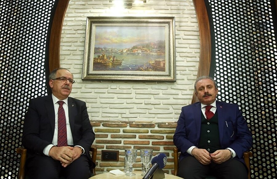 Anayasa Komisyonu Başkanı ve AK Parti İstanbul Milletvekili Mustafa Şentop (sağda) ile MHP Genel Sekreter Yardımcısı ve Konya Milletvekili Mustafa Kalaycı (solda)n