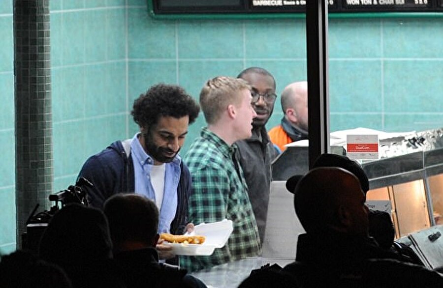Salah, büfede futbolseverlerin yoğun ilgisiyle karşılandı.
