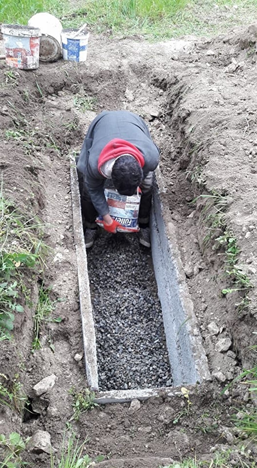 Altınova Kabristanında hazırlıklar tamamlandı. Mezarın içine beton döküldü.