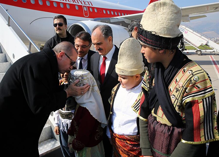 Cumhurbaşkanı ve AK Parti Genel Başkanı Recep Tayyip Erdoğan, partisinin “6. Olağan İl Kongresi”ne katılmak üzere Kahramanmaraş’a geldi. Erdoğan'ı havaalanında yöresel kıyafetler giymiş çocuklar tarafından karşılandı.(AA)