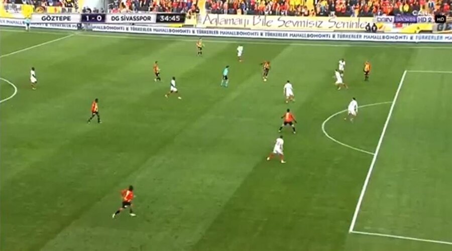 Demba Ba işte bu noktada topu savunmadan kaptı ve anında şutunu çekti.
