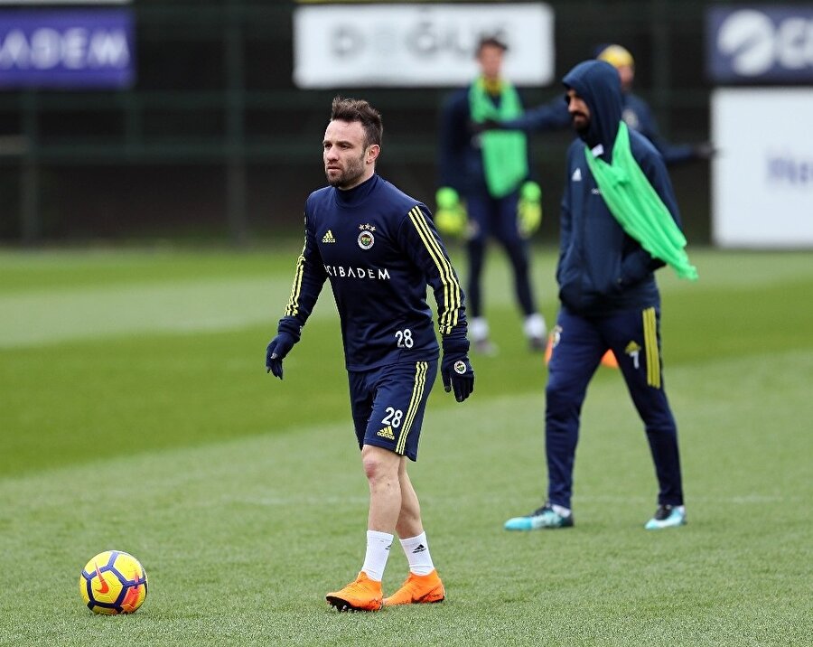 Fenerbahçe'nin Fransız futbolcusu yedek kulübesine dönüyor. (Fotoğraf: İHA)