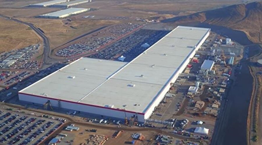 Tesla'nın ABD'de Panasonic ile birlikte inşasına devam ettiği Gigafactory'de bu sene yıllık 35 GW kapasiteye ulaşılması bekleniyor.