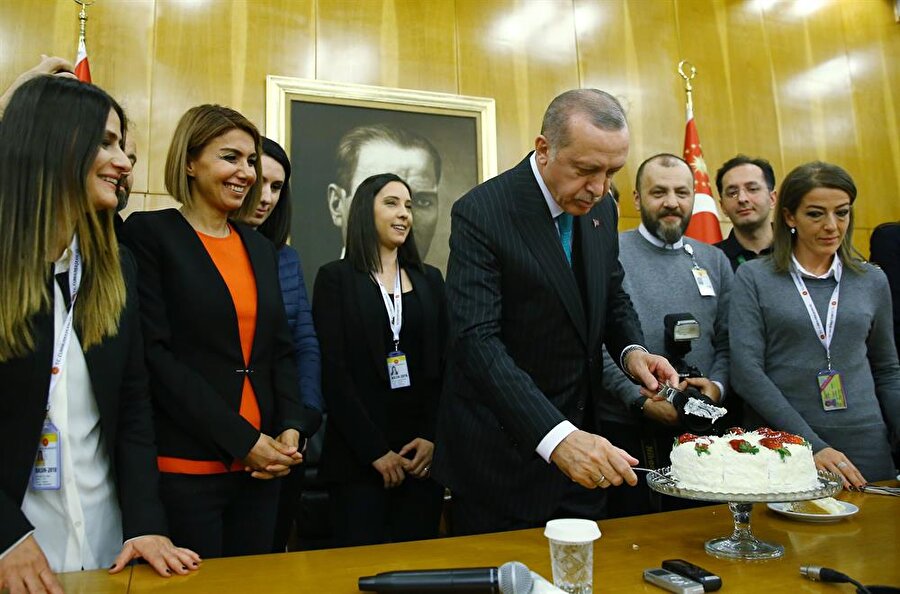 Erdoğan, kendisi için hazırlanan doğum günü pastasını kesti ve muhabirlerle hatıra fotoğrafı çektirdi.