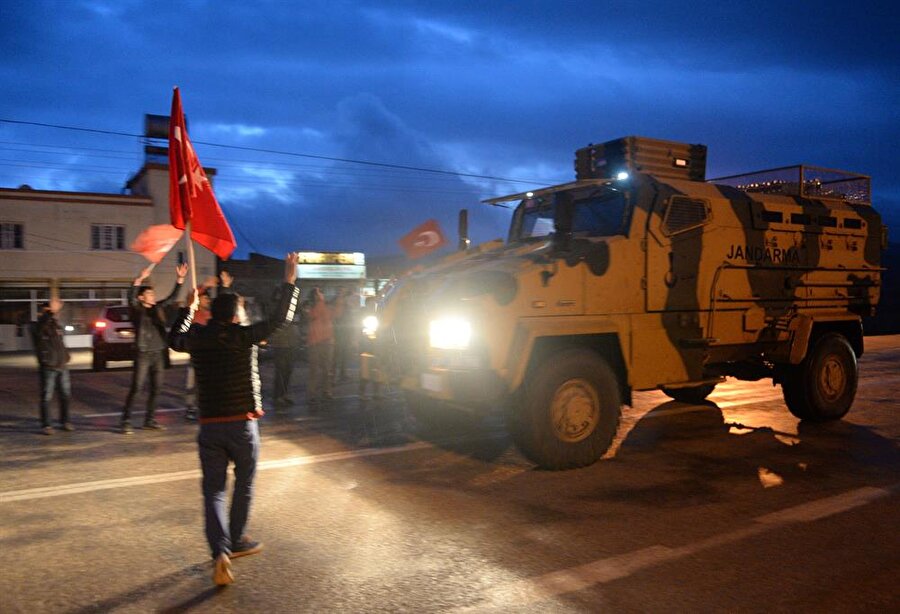 Vatandaşlardan sevgi gösterisi JÖH ve PÖH'lere merkezden ayrılışı ve Afrin'e girişi sırasında vatandaşlar ellerindeki Türk bayrakları ile sevgi gösterisinde bulundu. Öte yandan harekat kapsamında bölgeye tank sevkıyatı da yapıldı.