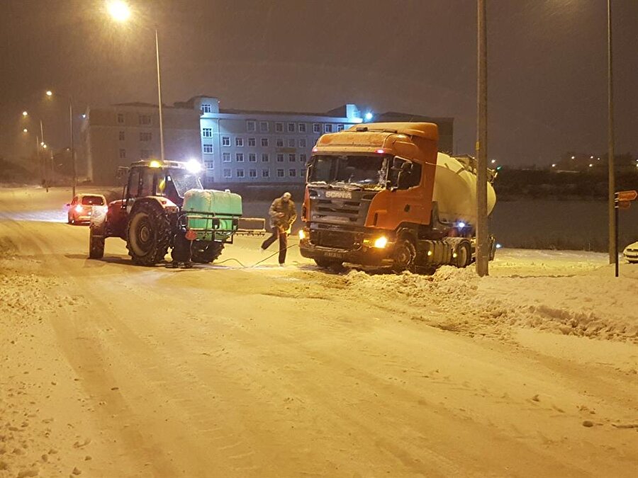 Edirne'de yoğun kar etkisini artırarak devam ediyor. Kent merkezinde ise maddi hasarlı birçok kaza meydana geldi. Kayganlaşan yollarda araç sürücüleri zor anlar yaşarken bazı sürücüler de yol kenarında aracının lastiklerine zincir taktı.