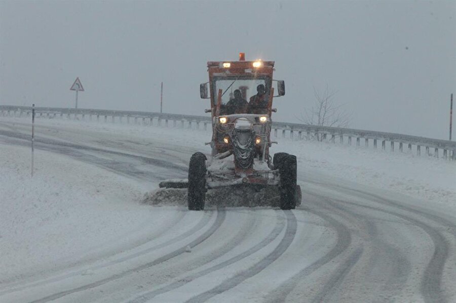 Kırklareli'nin yüksek kesimlerinde etkili olan yoğun kar yağışı hayatı olumsuz etkiledi.