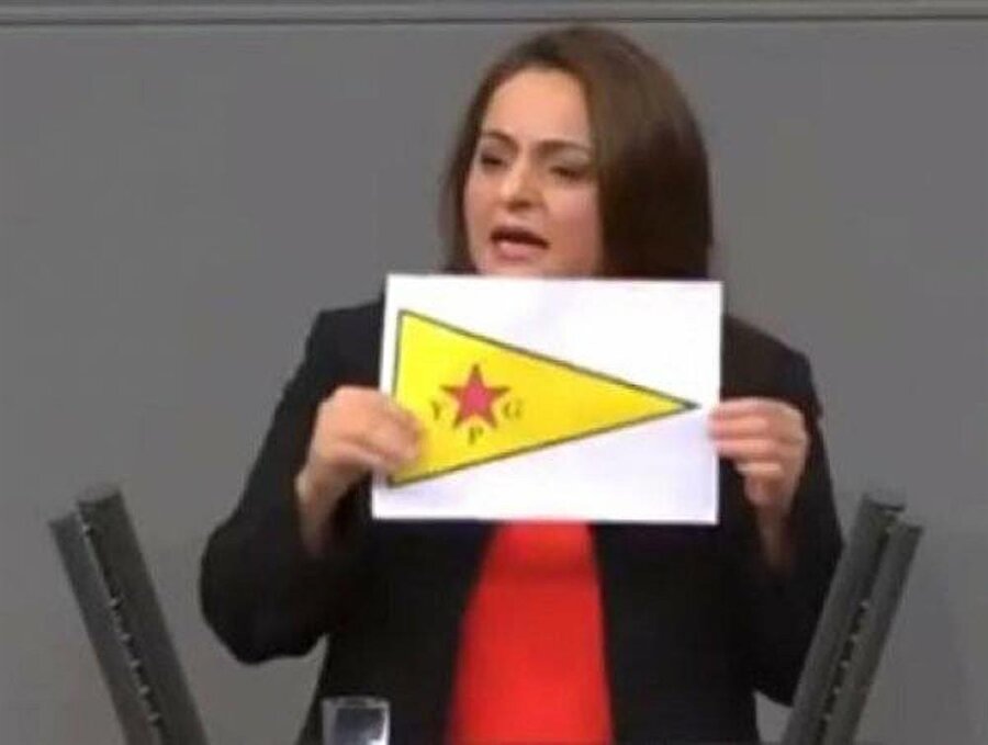 Sevim Dağdelen Alman Meclisi'nde terör örgütü YPG'nin bayrağını açtı.