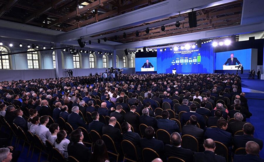 Yıllık ulusa seçim konuşmasını gerçekleştiren Rusya Devlet Başkanı Vladimir Putin, ülkesinin yeni füzelerini anlattı.