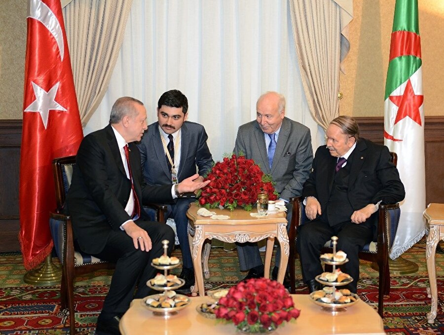 Cumhurbaşkanı Recep Tayyip Erdoğan, çeşitli temaslarda bulunmak üzere geldiği Cezayir’de, mevkidaşı Abdulaziz Buteflika ile görüştü.