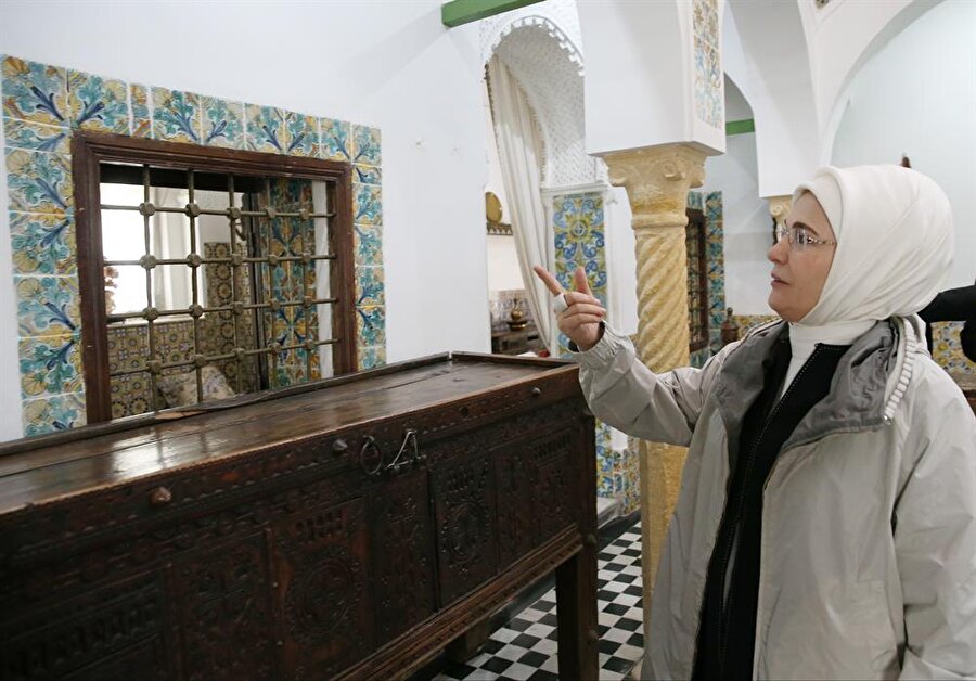 Cumhurbaşkanı Recep Tayyip Erdoğan'ın eşi Emine Erdoğan, Cezayir'de İslam alimi ve maneviyat büyüğü Sidi Abdurrahman Türbesi'ni ziyaret etti.