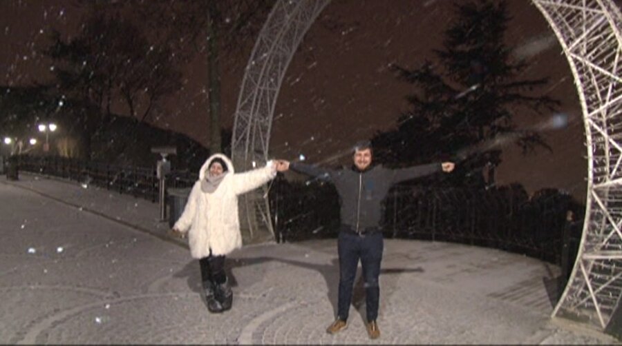 Gece saatlerinde başlayan zaman zaman etkili olan kar yağışıyla birlikte bazı vatandaşlar bol bol fotoğraf çektirdi.