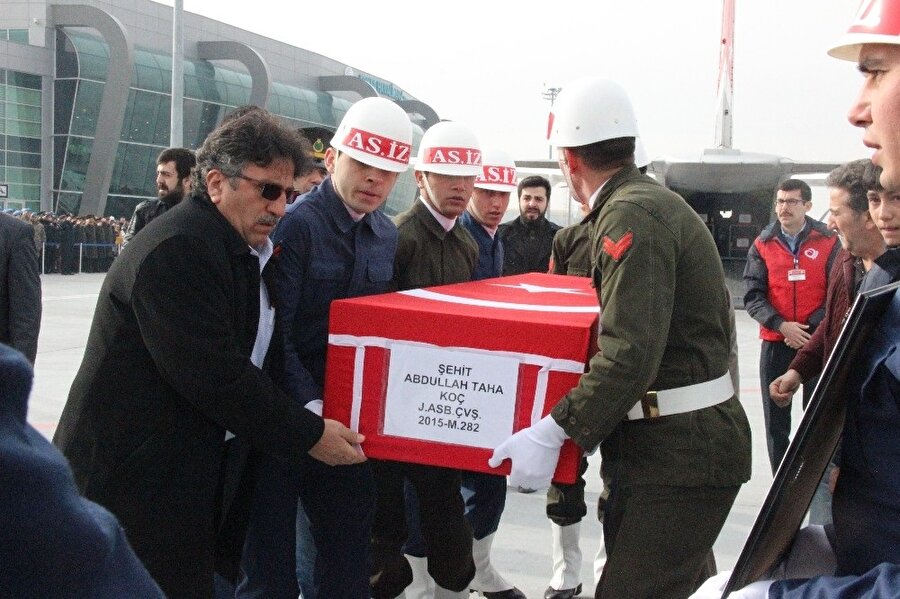 Zeytin Dalı Harekatı'nda dün çıkan çatışmalarda şehit olan 8 askerin cenazesi Hatay, Kırıkhan ve Hassa devlet hastaneleri morglarından alınarak memleketlerine uğurlanmak üzere Hatay Havaalanı'na götürüldü.