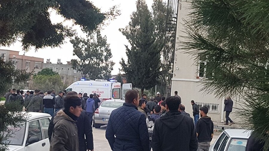 Yaralı askerlerin Kırıkhan Devlet Hastanesi ve Hatay Devlet Hastanesine kaldırıldığı belirtildi.
