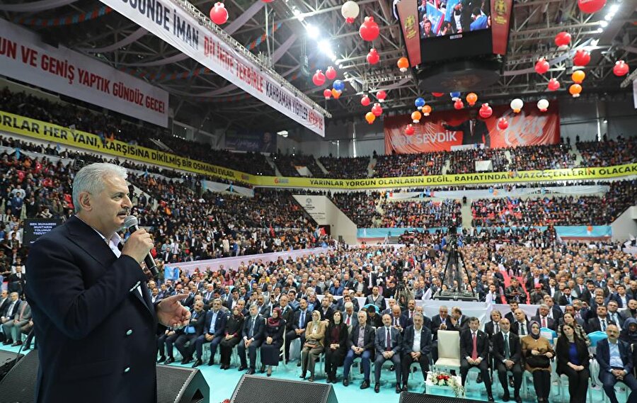 AK Parti Genel Başkanvekili ve Başbakan Binali Yıldırım, partisinin Konya Büyükşehir Belediyesi Kongre ve Spor Merkezi'nde düzenlenen 6. Olağan İl Kongresi'ne katıldı. Yıldırım, burada bir çocuğa armağan verdi.(AA)