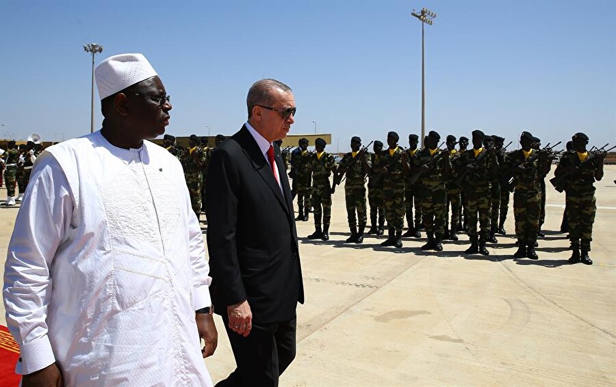 Cumhurbaşkanı Recep Tayyip Erdoğan, Uluslararası Blaise Diagne Havalimanı'ndan Senegal Cumhurbaşkanı Macky Sall tarafından resmi törenle uğurlandı.(AA)