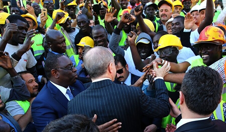 Cumhurbaşkanı Recep Tayyip Erdoğan, Dakar’daki temasları kapsamında Türk şirketleri tarafından Senegal’de yapılmakta olan inşaatların şantiyelerini gezdi.(İHA)