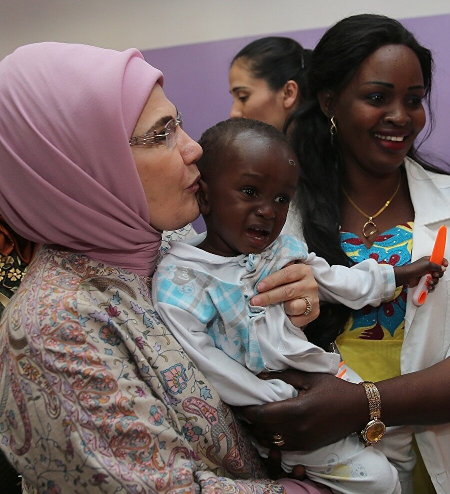 Cumhurbaşkanı Recep Tayyip Erdoğan’ın eşi Emine Erdoğan, Senegal’in başkenti Dakar’da Pikine Sosyal Pediatri Enstitüsünü ziyaret etti.(İHA)