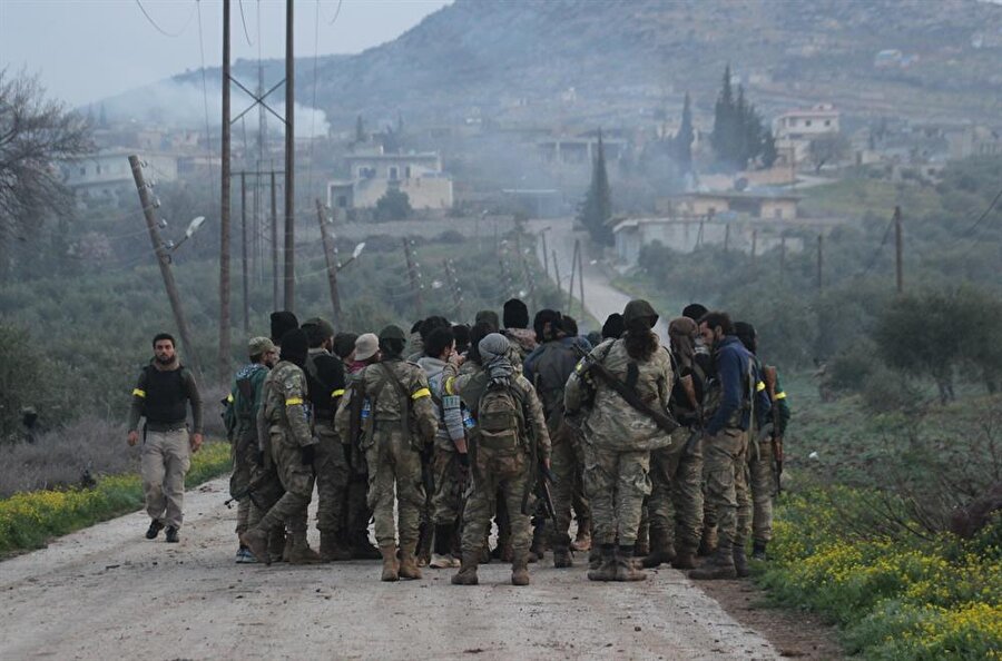 Türk Silahlı Kuvvetleri (TSK) ve Özgür Suriye Ordusu (ÖSO), Afrin'in stratejik öneme sahip Racu belde merkezine girerek bölgenin büyük bölümünü kontrolüne aldı. Operasyona katılan ÖSO mensupları (fotoğrafta) görülüyor.(AA)