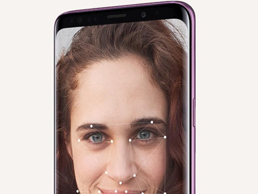 Galaxy S9'daki iris ve yüz tanıma özelliği sayesinde kilit açma işlemleri biyometrik tarayıcıyla gerçekleştirilebiliyor. 