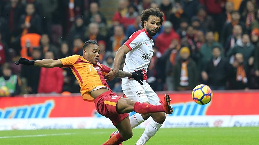 Antalyaspor'da son haftalarda başarılı bir performans ortaya koyan Nazım Sangare'nin (Sağda) milli takım tercihini Türkiye'den yana yapacağı belirtildi.