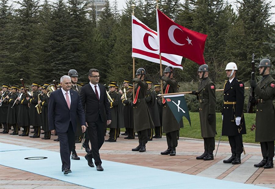 Başbakan Binali Yıldırım, Kuzey Kıbrıs Türk Cumhuriyeti (KKTC) Başbakanı Tufan Erhürman'ı resmi törenle karşıladı. 