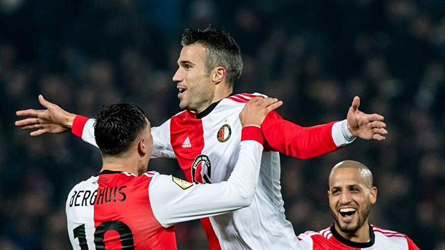 Feyenoord formasıyla Hollanda Ligi'nde 7 maça çıkan Robin Van Persie'nin 2 golü bulunuyor.