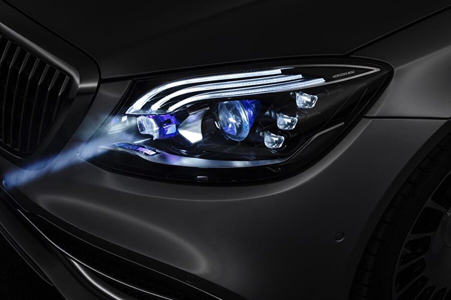 Mercedes'in akıllı far teknolojisi, kamera ve sensörlerle destekleniyor. Elde edilen bu veriler nesneler ya da ortamlara bağlı olarak farklı tipte aydınlatmayla çok daha etkin bir çalışma sistemi sunuyor. 