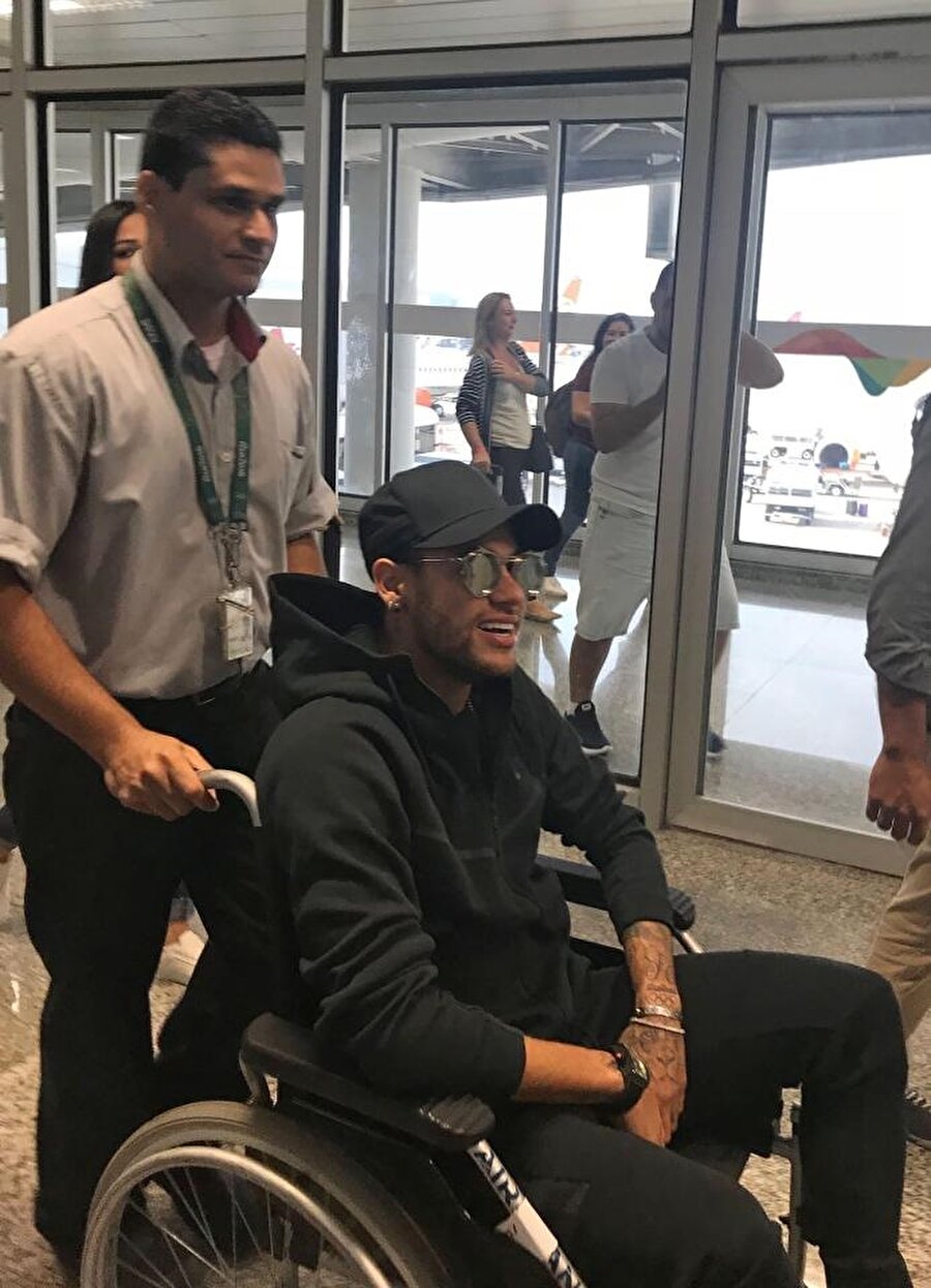 Neymar yaşadığı sakatlığa rağmen enerjik halinden taviz vermiyor.
